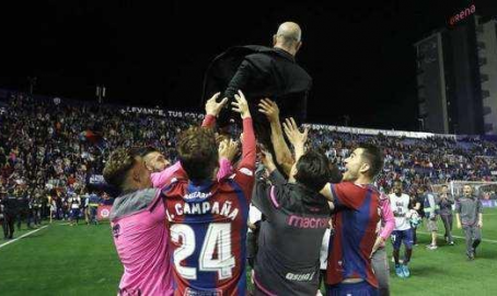 英超最新战报：Rookie率领巴塞罗那爆冷，引发球迷热议