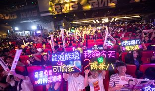 电竞赛季冲刺阶段：C罗状态火热，RNG青春风暴为争冠道路增添变数